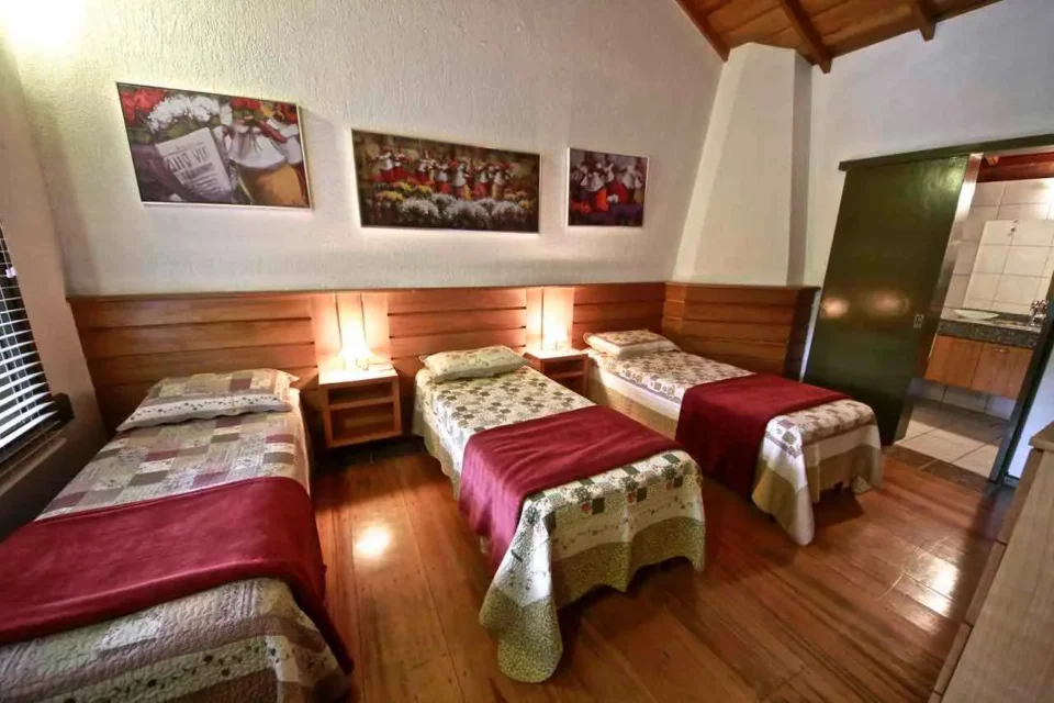 Suíte 2 da casa principal com três camas de solteiro